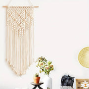 Macramé mural beige présenté dans un intérieur clair
