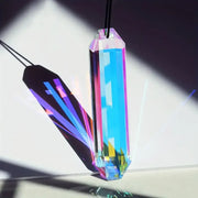 Grand prisme multicolore projetant des reflets