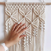 Détail du tissage géométrique du macramé mural