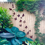 Papillons métalliques composés sur une clôture de jardin