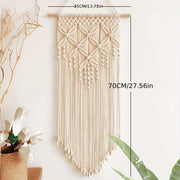 Dimensions du macramé mural beige : 35 × 70 cm