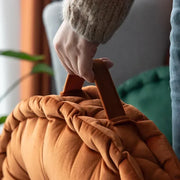 Coussin de méditation velours premium épais, vue en main — VITALIA PARIS