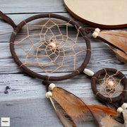 Détail des cercles et éléments plume bruns