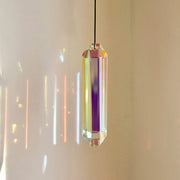 Reflets projetés par le prisme attrape-soleil multicolore