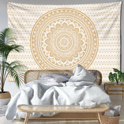 Tenture murale mandala bohème, motif doré, suspendue au-dessus d'un lit — VITALIA PARIS