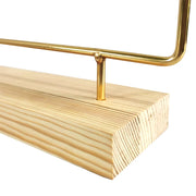 Détail de la base en bois clair du présentoir noir