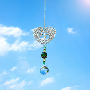 Attrape-soleil arbre de vie vert devant un ciel bleu