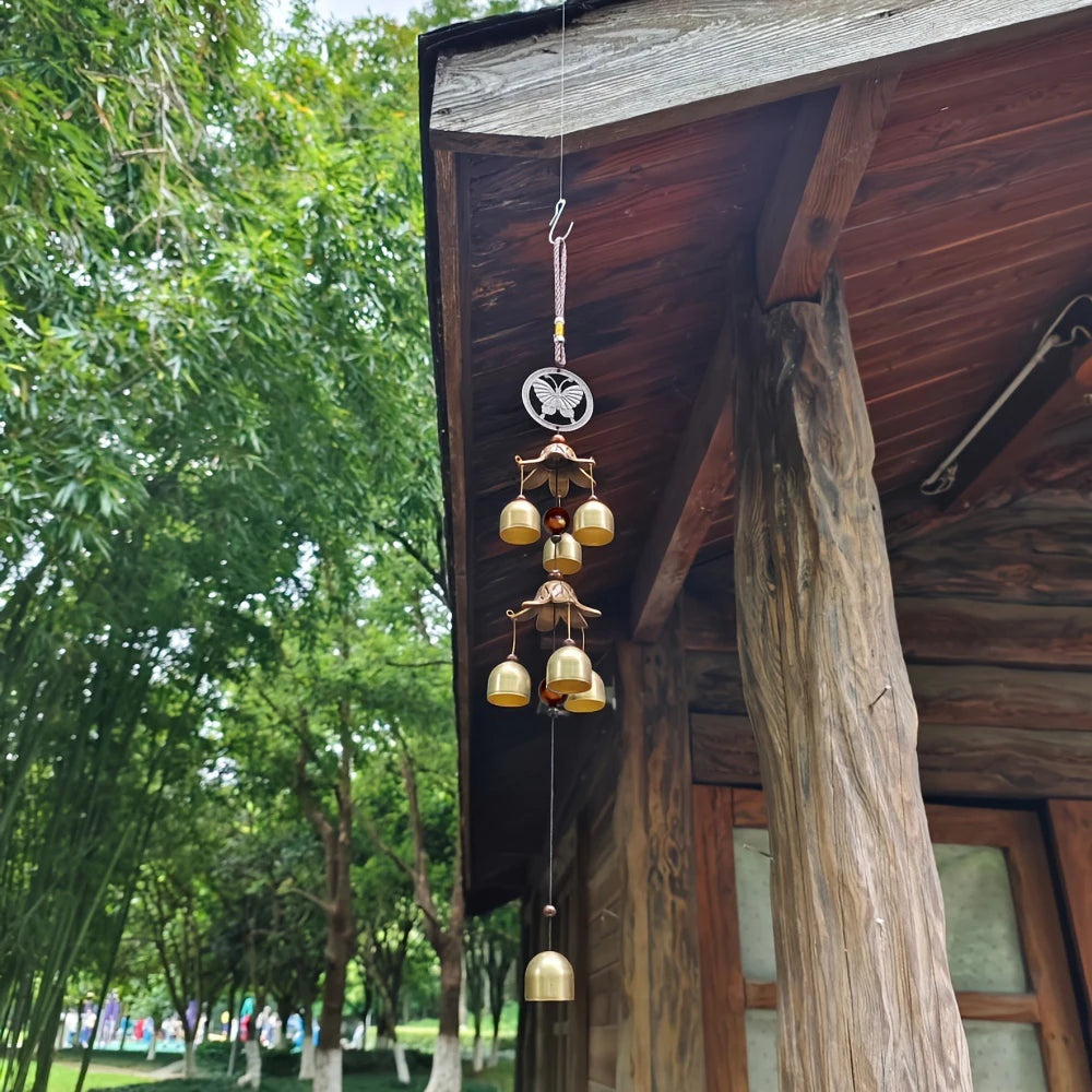 Carillon à cloches suspendu sous un auvent