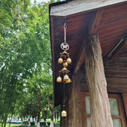Carillon à cloches suspendu sous un auvent