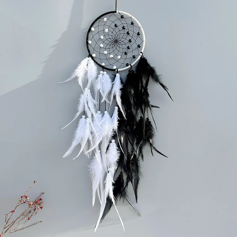 Attrape-rêves noir et blanc à plumes – 70 cm