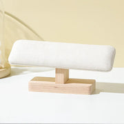 Porte-bracelets beige en velours sur base en bois clair