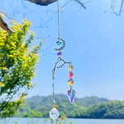 Taille de la suspension lune et cœur tenue en main