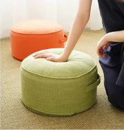 Coussin de méditation en lin, vue d'usage posture assise au sol — VITALIA PARIS