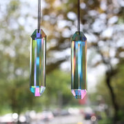 Deux grands prismes attrape-soleil suspendus