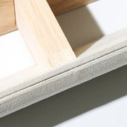 Détail du velours et de la structure en bois du porte-bracelets