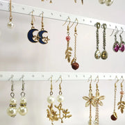 Détail des perforations du présentoir pour boucles d’oreilles