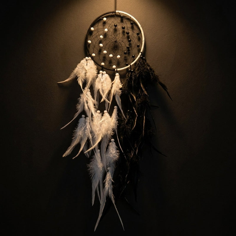 Attrape-rêves noir et blanc à plumes – 70 cm